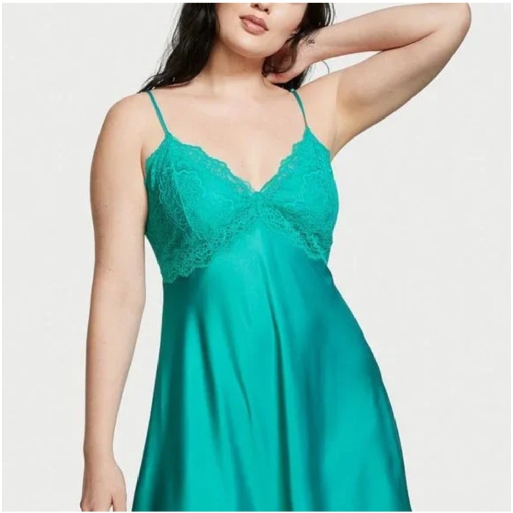 Victoria's Secret Lace Plunge Open Back Slip Capri Sea Large
